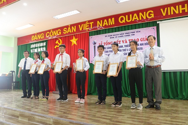 Lãnh đạo Liên hiệp Hội Phú Yên trao giải Nhì Cuộc thi lần thứ 5 (2019-2020).